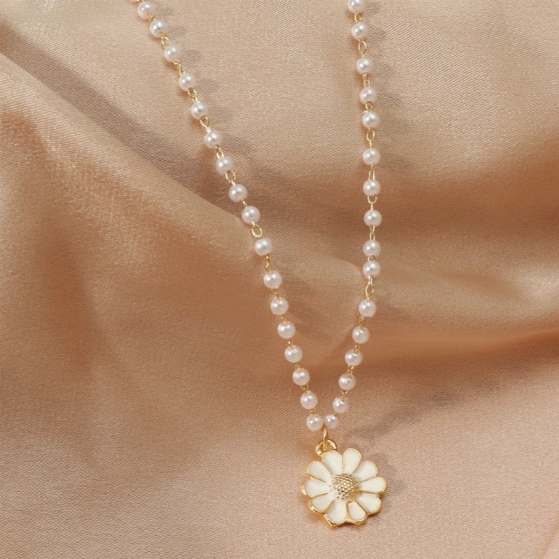 Pearl necklace with daisy pendant 2