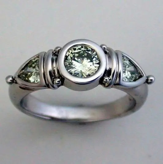 Ring with green crystal in vintage silver 0