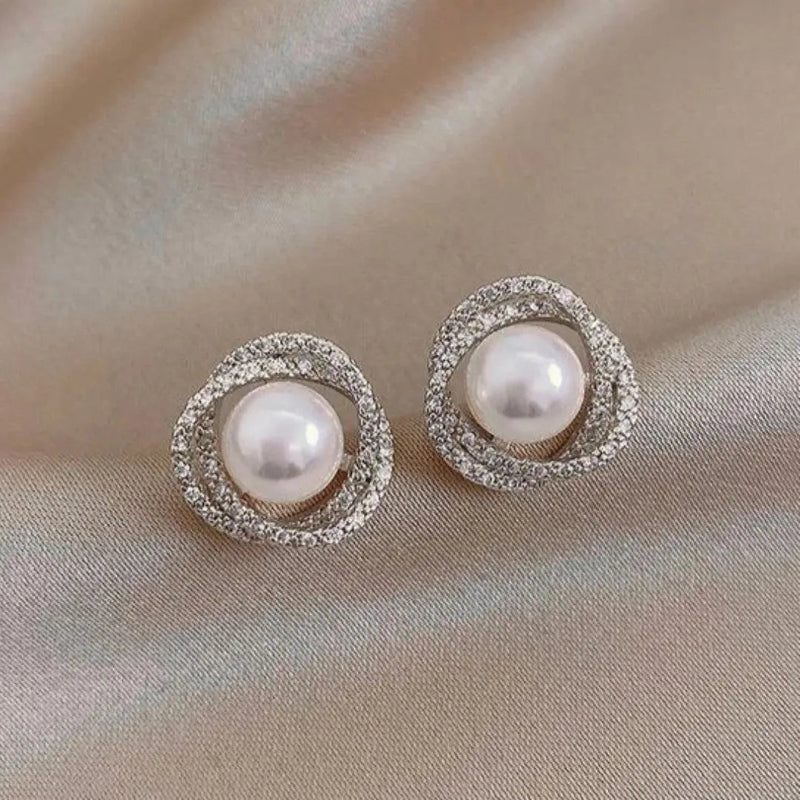 Shiny spiral earrings with elegant pearls 0