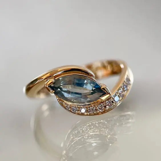 Vintage Brilliant Blue Crystal Ring 0