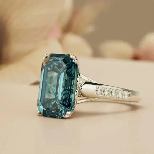 Vintage ring with blue crystal 0