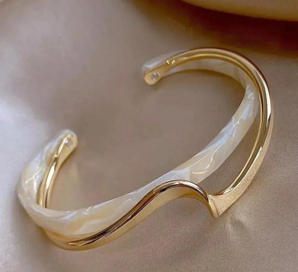 White opal elegant golden bracelet 0